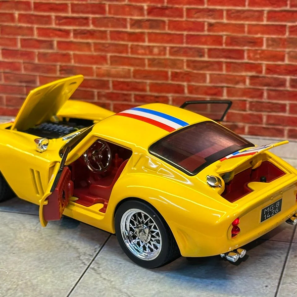 1964 Ferrari 250 GTO Die-Cast Model 1:32 Scale – Iconic Collector Edition — product image 9