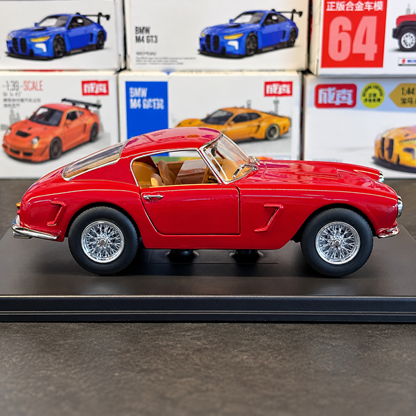 Bburago | Ferrari 250GT Berlinetta 1:24 – With Acrylic Display Case — product image 1